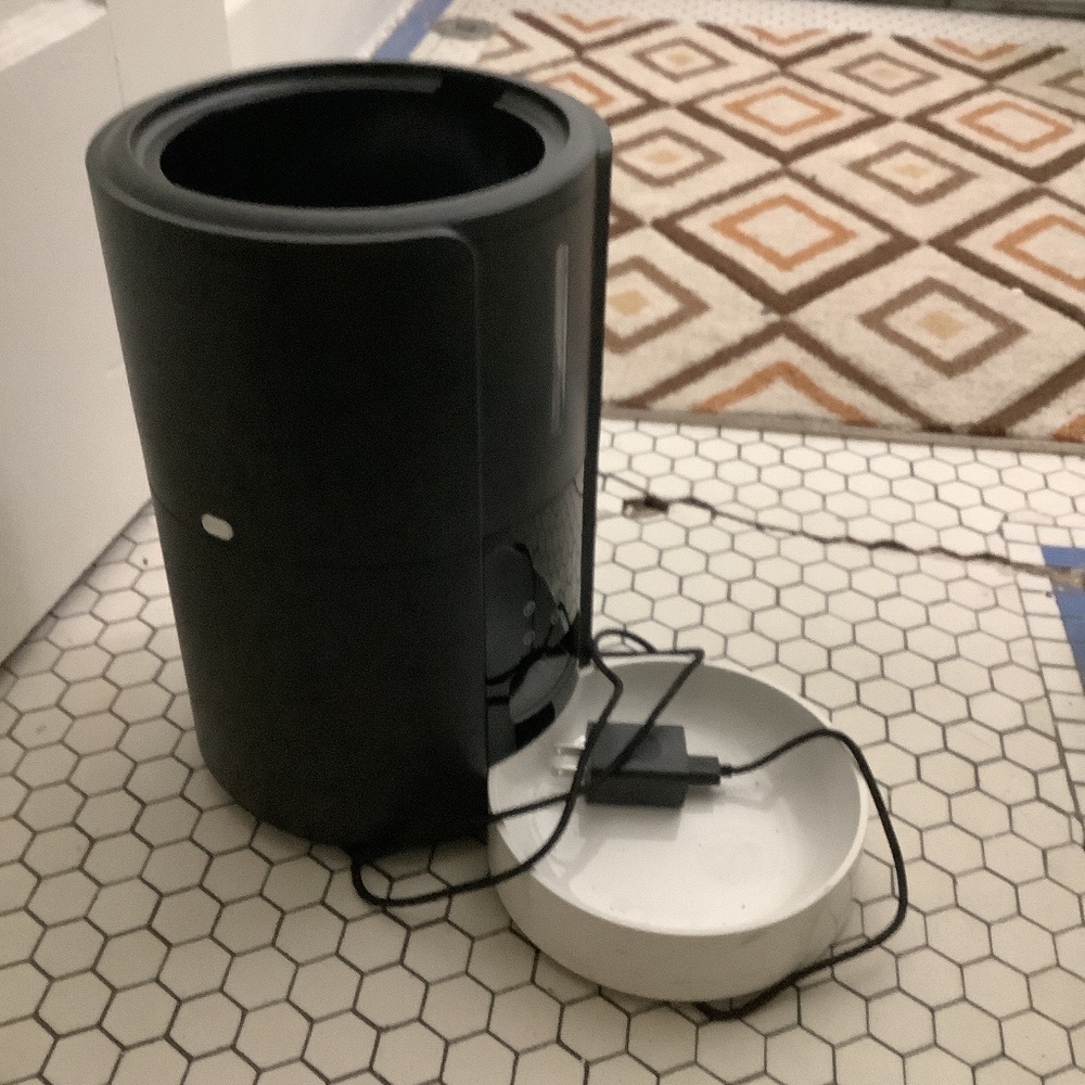 Automatic cat feeder